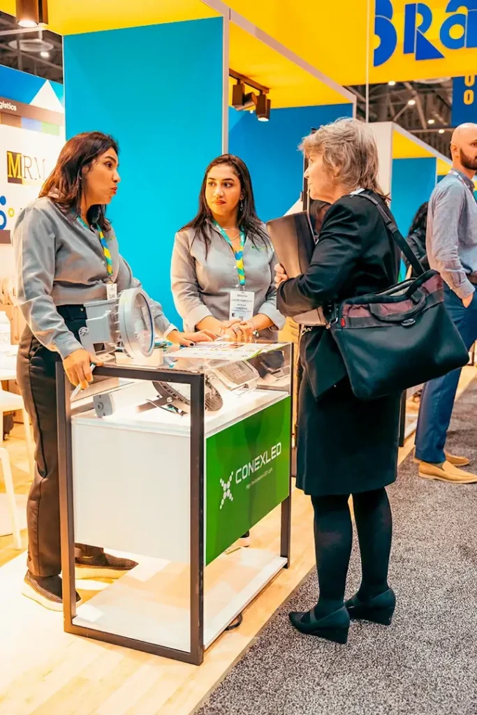 Representantes da Conexled apresentando soluções de iluminação inovadoras na Offshore Technology Conference 2024 em Houston.