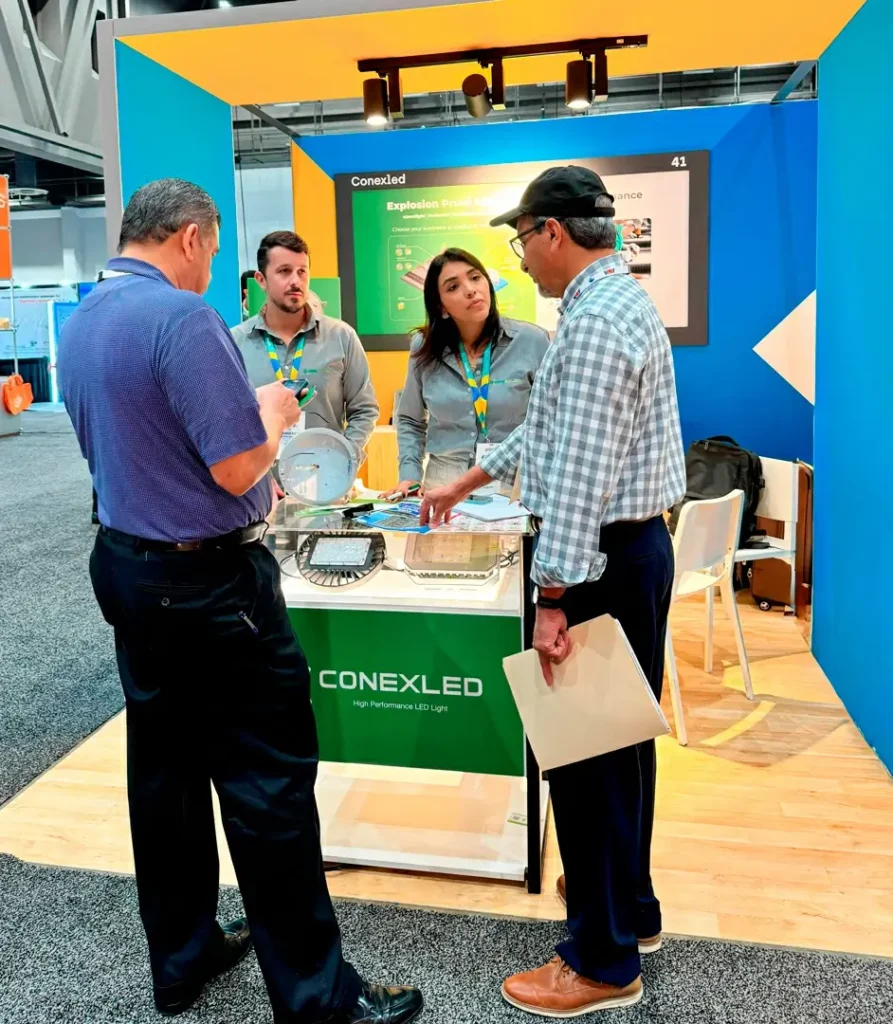 Representantes da Conexled apresentando soluções de iluminação inovadoras na Offshore Technology Conference 2024 em Houston.