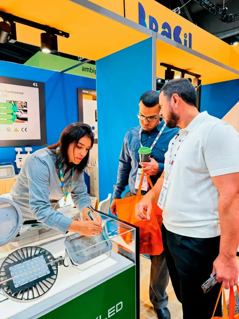 Representantes da Conexled apresentando soluções de iluminação inovadoras na Offshore Technology Conference 2024 em Houston.