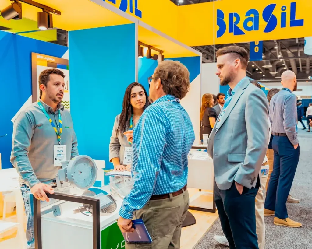 Representantes da Conexled apresentando soluções de iluminação inovadoras na Offshore Technology Conference 2024 em Houston.