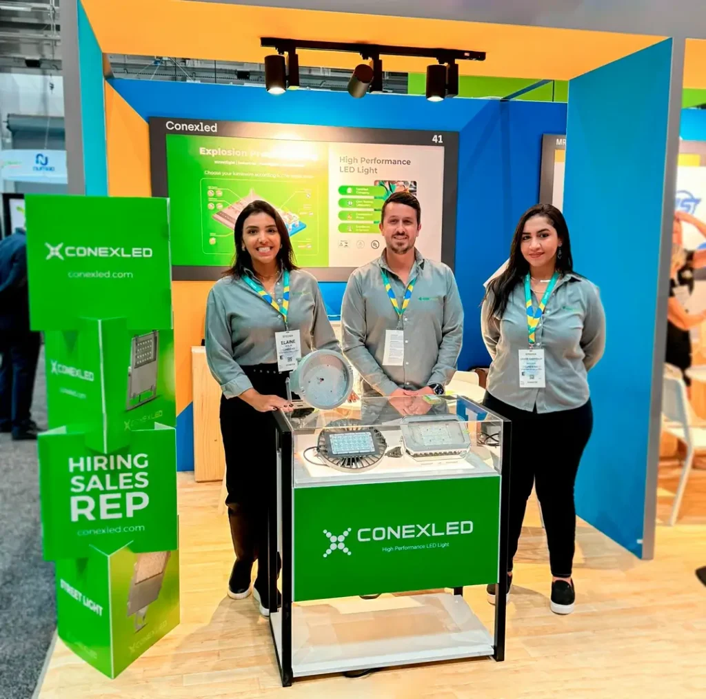 Equipe da Conexled celebrando o sucesso após participação no evento OTC 2024 em Houston.
