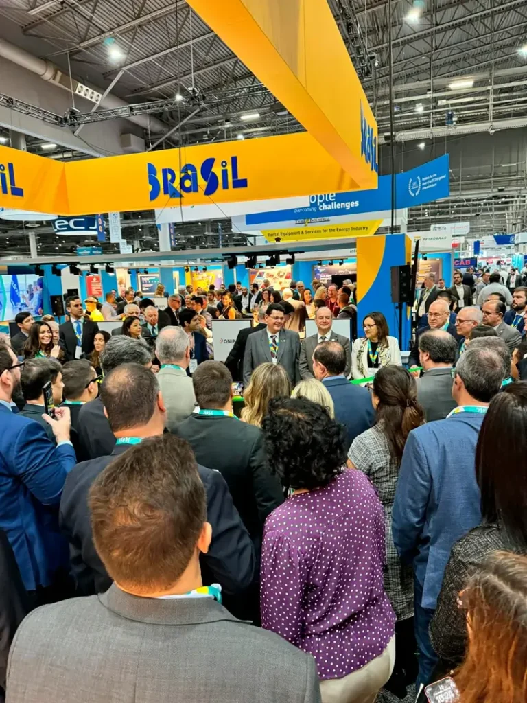 Representantes da Conexled apresentando soluções de iluminação inovadoras na Offshore Technology Conference 2024 em Houston.