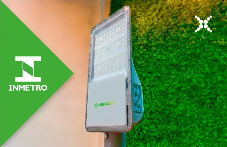 Carcaça de liga de alumínio injetado e lente de policarbonato com proteção UV da luminária pública LED da Conexled, evidenciando sua robustez e durabilidade.